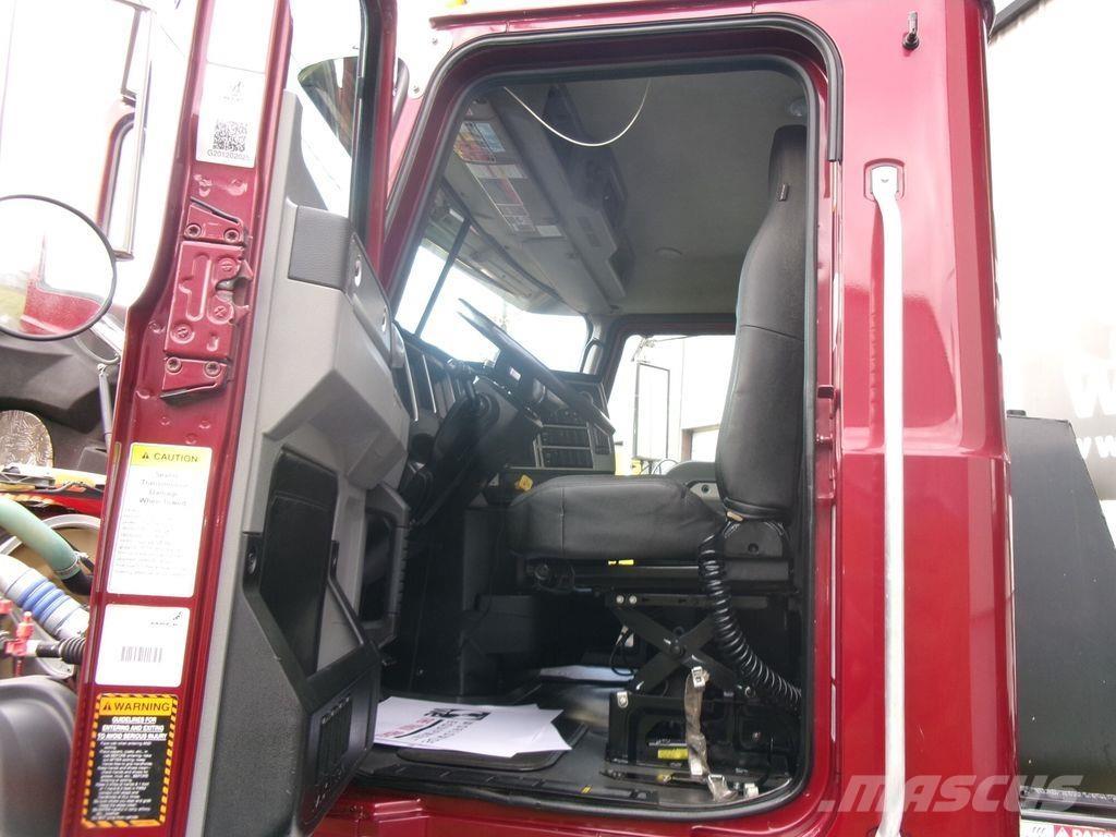 Mack GR64F 덤프 트럭