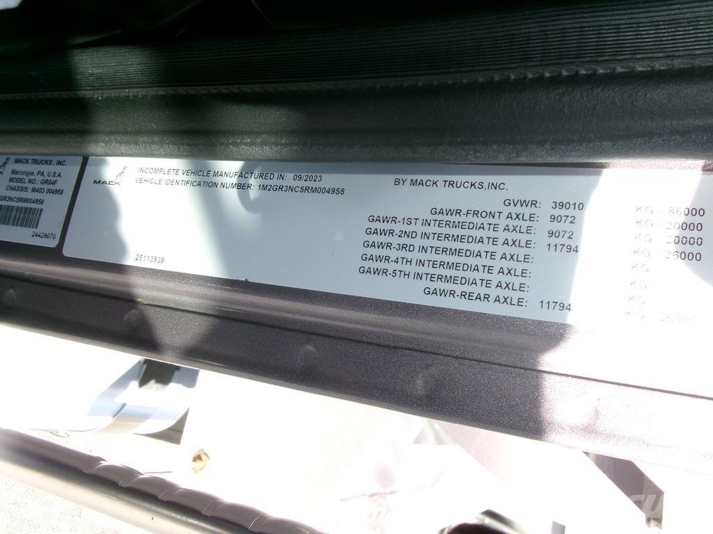 Mack GR64FR 덤프 트럭