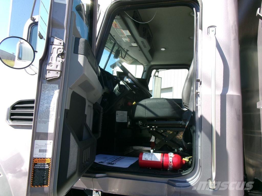 Mack GR64FR 덤프 트럭