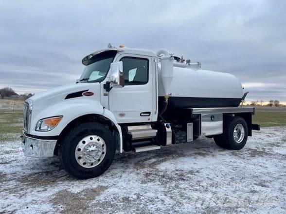 Peterbilt 536 탱커 트럭