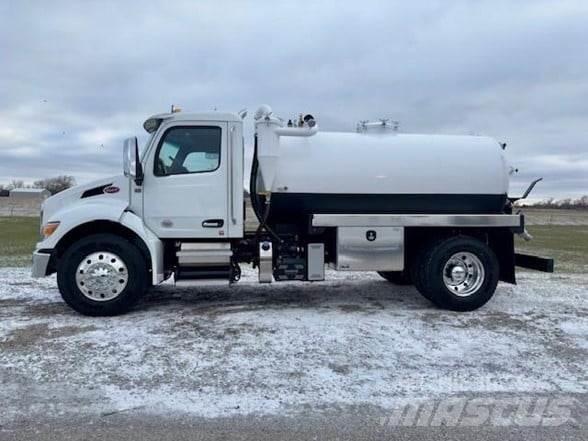 Peterbilt 536 탱커 트럭