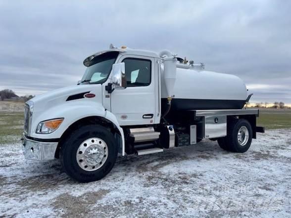 Peterbilt 536 탱커 트럭