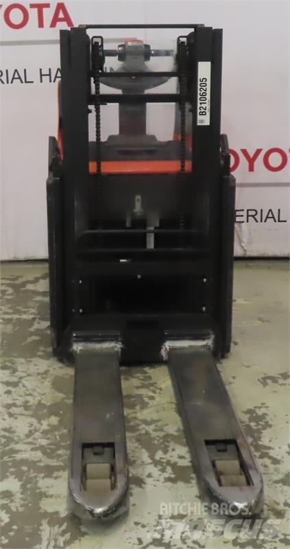 BT SPE200D 보행식 리치 지게차