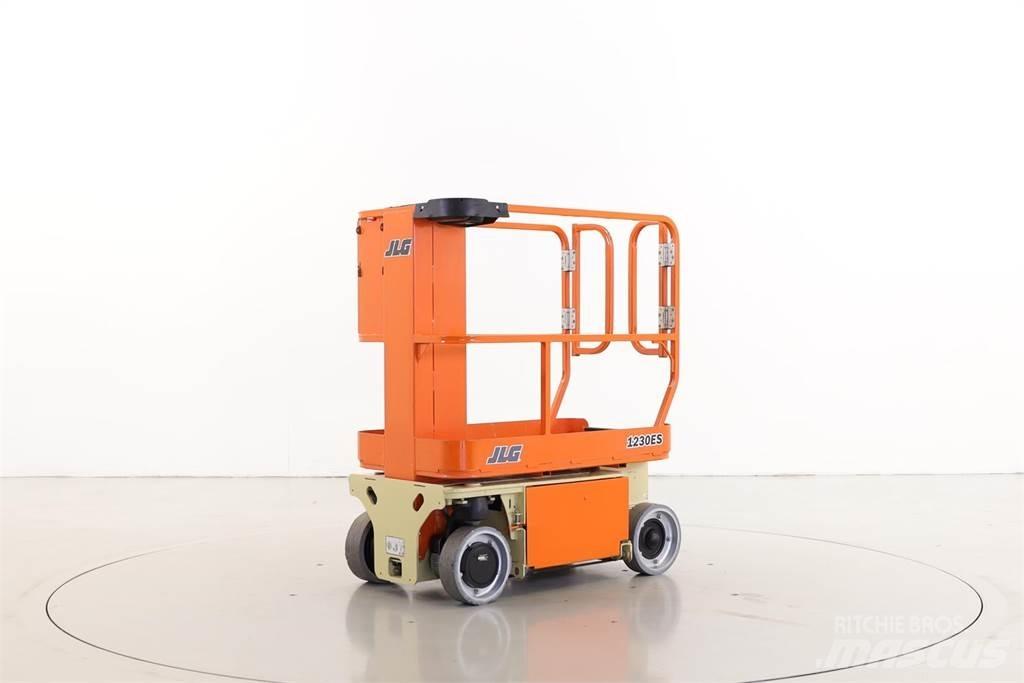 JLG 1230ES 인원/화물 앨리베이터