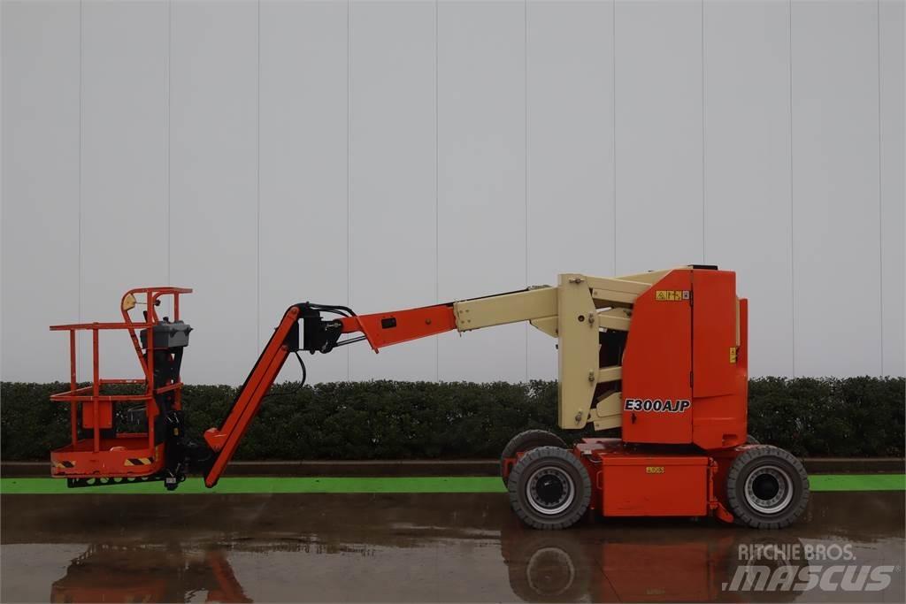 JLG E300AJP 관절형 전동이동 리프트